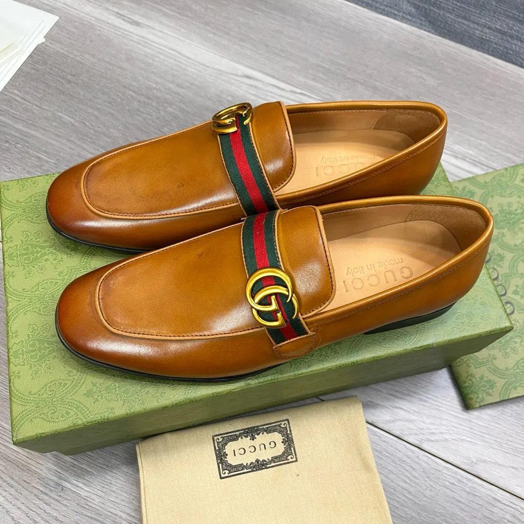 Factory price: 500💰-Gucci men’s formal leather shoes! Genuine molded horsebit, a classic must-have for your shoe cabinet! The feet are particularly delicate! This Gucci original version is a set last, and we are consistent with the counter! Therefore, it is more comfortable in terms of last shape and comfort! Take it to the counter and compare at will! Good shoes are more than just what they make! But grasp the essence from the inside out! Material: Imported first-layer cowhide! Genuine leather outsole imported from Italy, size: 39-44 (38/45 customized, non-refundable)